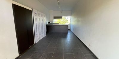 Local para arriendo o venta, con excelente ubicación en el sector de Llanogrande. Cuenta con Un área de 77 mt2, cocina integral (campaña extractor de olores), barra mostrador, calentador y plancha para alimentos, red contra incendios y cuarto útil. Ideal para su negocio.