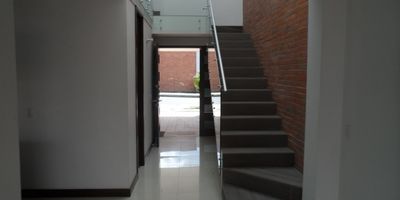 Casa en arriendo ubicado en Envigado sector Montesori. La propiedad cuenta con varias habitaciones para la comodidad de toda la familia e invitados. El balcón provee luz y ventilación para todo el lugar, además de ofrecer un espacio para sentarse a descansar, apreciar la vista panoramica a la que invita el lugar, cuenta con parqueadero privado para vehículos de forma segura y cómoda. El cuarto útil permite almacenar elementos por fuera de la casa para mantener el orden sin tener que prescindir de estos elementos. Con portería vigilada las 24 horas, puedes dormir o salir de viaje con tranquilidad y sin preocupaciones. El ascensor hace que el acceso a la propiedad sea más cómodo, así como subir paquetes o muebles en la mudanza.