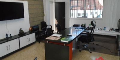 Este estratégico inmueble ubicado en Itagüí, Antioquia, es impresionante, con un lote de 2.861.83 M2, bodega construida de 1.788 M2 y un área común de 113.35 M2; Bloque 1: oficinas 498.85 M2; Bloque 2: 843.03 M2. Perfecto para alojar una bodega de venta. Cuenta con nueve baños. Está idealmente equipado con un acceso pavimentado, garita de entrada, parqueadero para visitantes, portería/recepción, transporte público cercano, vigilancia y zona comercial.
Las características de seguridad ofrecidas por los servicios transporten público cercano y zona segura de vigilancia.
En cuanto al entorno del inmueble se encuentra rodeado de comercios, restaurantes, bancos, supermercados, e.t.c., lo que hace que sea ideal para quienes deseen invertir. Además, el inmueble cuenta con estacionamiento para los empleados y visitantes, así como el garaje cerrado para el parqueo seguro de los vehículos.