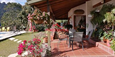 Lote 18.280M2 , 66M2 casa de mayordomo 200M2 en casa principal,  sala, comedor, comedor auxiliar, 4 alcobas, 2 baños, cocina integral, piso en gress, terraza, parqueadero múltiple, piscina, gallinero, criadero de peces, cancha de baloncesto, agua EPM y agua propia.
Topografía inclinada.