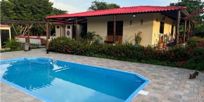 ¡CASA CAMPESTRE EN PLAYA! Se encuentra ubicada en  el sector de Caño Dulce, en Tubará, Atlántico. Aproximadamente a veinte minutos de Barranquilla por la Autopista al Mar Barranquilla-Cartagena, Kilómetro veintiocho. El área del terreno es de mil setecientos setenta metros cuadrados. 

La casa consta de tres Alcobas, tres baños, ducha externa, sala, comedor, cocina semi integral, zona de labores y kiosko abierto con BBQ. Posee piscina, cancha de futbol. El inmueble cuenta con cocina equipada, camas dobles, literas, comedor, sala, aires acondicionados y tanque elevado para el agua. Desde la casa se puede hacer desplazamiento a pie por cinco minutos, para llegar a la tranquila playa de Caño Dulce, frente al exclusivo sector de Puerto Velero. Esta casa campestre es especial por su excelente ubicación cerca de la playa y la amplitud de área. Aprovecha ésta oportunidad para compartir con tu familia y amigos. No esperes más... ¡Llámame!
