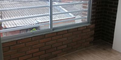 Venta de apartamento en Villamaria 

se entrega con bonitos acabados , consta de sala comedor , 3 alcobas con sus respectivos closet una de ellas con closet y vestier , 1 estudio , 1 baño social , tipo de cocina integral , gas , zona de ropas , piso general en porcelanato , buena iluminacion , excelente vista 
