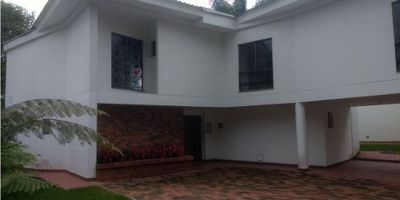 Excelente inmueble de 500 M2 ubicado en Manizales, Caldas. Contiene Área Construida de 360 M2, Área privada de 360 M2 y 5 Alcobas, 4 Baños y 6 Garajes. Esta hermosa casa cuenta con muchas características internas como armarios empotrados, balcón, baño auxilia, baño enhabitación principal, barra estilo americano, biblioteca/estudio, calentador, chimenea, citófono/intercomunicador, closet, cocina integral, cocina tipo americano, comedor auxiliar, depósito, despensa, doble ventana, gas domiciliario, jacuzzi, suelo de cerámica/mármol y unifamiliar. Disfruta de la vista panorámica desde el exterior con hermosos accesos pavimentados, árboles frutales, Área social, áreas turísticas, barbacoa/parrilla/quincho, bosque nativos, cochera/garaje, colegios/universidades, gimnasio, jardín, montaña, oficina de negocios, parqueadero visitantes, parques cercanos, portería/recepción, río/quebrada cercano, urbanización cerrada, vigilancia, vivienda unifamiliar, zona campestre, zona residencial y zonas verdes. Esta es la oportunidad perfecta para obtener tu hogar ideal!
