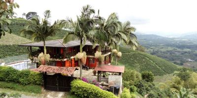 Hermosa Finca Cafetera para la venta en sector central entre Manizales, Pereira, Chinchiná y Santa Rosa. Ideal para proyectos agro - tuísticos. Está sembrada en café y algunos frutales, tiene agua propia, la casa consta de 6 habitaciones, 4 baños, 3 cocinas. Está ubicada a bordo de carretera, cerca de la estación de Policìa y de Colegios.
