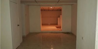 ? Alquiler de Local Comercial en Palogrande, Manizales ?

¡Oportunidad única en un excelente sector! Este local comercial ofrece:


 Área Construida: 40 M²
 Baño: 1
 Piso: Cerámica
 Cocina: Sencilla
 Ventanas: Dobles
 Balón: Con buena vista
 Zona de lavandería: Sí
 Acceso: Pavimentado


Ubicado en una zona comercial y residencial, este local es ideal para tu negocio con buena iluminación y acceso a transporte público. Además, cuenta con citófono, parqueadero para visitantes y cercanía a colegios y universidades. ¡Perfecto para establecer tu emprendimiento! ??️?
