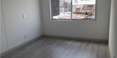 venta de espectacular apartamento en el Centro

consta de sala comedor , 3 alcobas amplias con sus respectivos closet una de ellas con baño en division de vidrio templado , 1 baño social , tipo de cocina integral , gas , calentador , piso general en madera laminada , buena iluminacio , perfectos acabados , zona de ropas , garaje cubierto , los baños y lavaderos tienen agua de nacimiento del poso lo q hace q la factura llegue mas economica 
