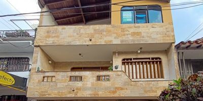 Agradable apartamento ubicado en el sector de belén granada, en la carrera 74, piso 3, tiene un área de 76 metros aproximadamente. El inmueble cuenta con: 3 alcobas, 3 baños cabinados, 3 closets, sala y comedor, cocina integral con red de gas, y piso en cerámica
Los datos de los inmuebles promocionados en la página web están sujetos a cambio y verificación de disponibilidad.