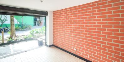 ACOGEDOR LOCAL CON MUY BUENA UBICACIÓN, ZONA MUY COMERCIAL, CUENTA CON 15 METROS APROXIMADAMENTE 1 BAÑO CON LAVA TRAPERO, PERSIANA ENROLLABLE, PISO EN TABLETA ROJA