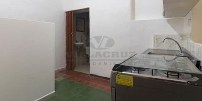 AMENO Y FRESCO APARTAMENTO CERCA AL COLEGIO SANTA TERESITA DE LA AMÉRICA, PROSALCO SAN JUAN, MALL DE LA 90 POSEE UNA AREA DE 30 METROS CUADRADOS APROX, TIENE 1 ALCOBA, 1 CLOSET, 1 BAÑO CABINADO, COCINA SEMI INTEGRAL, RED DE GAS, PISO EN BALDOSA.