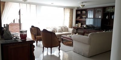 Sala, comedor, 3 alcobas, 3 closet, 3 baños, cocina integral, zona de ropas, balcón, 1 nivel, portería 24 horas, parqueadero sencillo, servicios públicos, red de gas, ascensor, piso en cerámica
