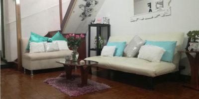 ? Venta de Casa con Renta en San Vicente, Manizales ?

¡Ideal para inversión!


 Área Construida: 235 m²
 Área del Terreno: 100 m²
 Habitaciones: 7
 Baños: 3
 Garaje: 1


Esta casa multifamiliar cuenta con dos niveles. El primer nivel tiene sala-comedor, 2 habitaciones con closet, cocina semi-integral, gas natural, y zona de ropas. En el segundo nivel, encontrarás sala, comedor, 5 habitaciones (4 con closet), 2 baños (uno en la habitación principal y otro social), y 2 balcones. La casa está bien iluminada y se encuentra a solo 3 cuadras del centro, con fácil acceso al transporte público. ???
