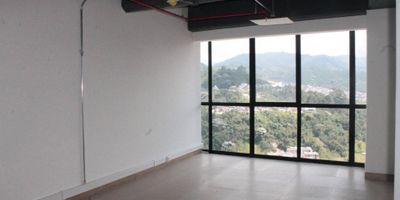 ? Alquiler Oficina en Avenida Santander ?


 Área Privada: 30 m²
 Baños: 1
 Garaje: 1


¡Tu nueva oficina te espera en el corazón de la Avenida Santander! Este espacio para estrenar en un centro empresarial ofrece una vista panorámica impresionante, pisos en cerámica y un baño. Disfruta de acceso a áreas sociales, salón de conferencias, gimnasio y sala putt green. Incluye parqueadero privado y vigilancia 24/7. Perfecta para un ambiente profesional y cómodo. ??

