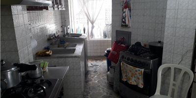 Apartamento en el Centro de Manizales, ubicación ideal, sobre avenida principal y muy buena iluminación. El apartamento está distribuido con sala comedor independiente, 3 alcobas, 3 closet, 3 baños, cocina integral, gas domiciliario, zona de ropas, alcoba auxilia y pisos en marmol
