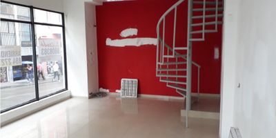 Arriendo Local en El Centro, Manizales

Excelente local comercial en punto estratégico del centro, cerca de la Plaza de Bolívar. Área de 65.76 m², con vitrina sobre la calle y la carrera. Distribuido en dos niveles, el segundo es un mezzanine con cocineta, baño y cuarto eléctrico. Pisos en cerámica, acceso pavimentado, ideal para oficinas, negocios o comercio. No paga administración.
