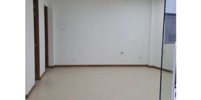 Excelente inversion , local en zona roSa de la ciudad en plena avenida principal , cerca a colegios , universidades , complejos deportivos cuenta con una area de 36 mts , gas , baño , bodega 
