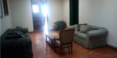 ¡Casa Comercial en Venta en Vélez, Manizales! ??

Ubicada sobre la Avenida Santander, una de las vías más transitadas y reconocidas de la ciudad, esta propiedad es ideal para inversión o desarrollo comercial y residencial.

? Primer nivel: Cuenta con 2 locales comerciales, cada uno con su respectivo baño. Perfectos para arrendar o establecer negocios propios.
? Segundo nivel: Amplia vivienda con sala, comedor, 6 alcobas, 5 baños, cocina sencilla, zona de ropas, patio interior, calentador y gas domiciliario.

? Buena iluminación, pisos en cerámica y excelente proyección para uso mixto (comercial y familiar).

¡Una oportunidad estratégica en una zona de alta valorización! Contáctanos para más información y agenda tu visita. ?
