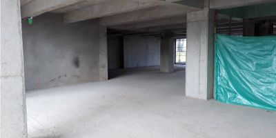 Arriendo Local Milán Manizales con parqueadero | Arriendos Manizales

Local comercial en una de las zonas más exclusivas de Manizales. Ubicado sobre la avenida de la zona rosa, cuenta con una impresionante vista panorámica y un acceso pavimentado. El edificio tiene ascensor, circuito cerrado de TV, vigilancia, y portería con recepción. El local se entrega en obra blanca, con todas las conexiones de red adecuadas y conexiones hidráulicas, pero sin baño ni cocineta.


 Área Terreno: 248 m²
 Área Privada: 270 m²
 Habitaciones: 1
 Garaje: 5
 Estrato: 6
 Piso: 2


El local contará con 110 parqueaderos operados por una empresa de logística y valet parking. Se asigna 1 parqueadero por cada 50 m² de área útil. El valor por metro cuadrado es de 57.120 COP + IVA. Ideal para oficinas de negocios, colegios, universidades, y se encuentra sobre una vía principal con acceso a transporte público cercano.
