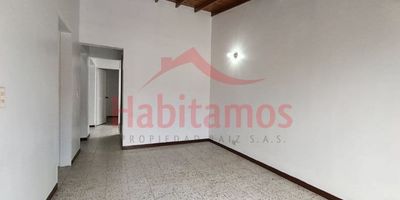Casa en arriendo en Bello, Antioquia, ubicada en el barrio La Florida. Este inmueble de 72 m² ofrece 3 habitaciones y 1 baño, ideal para familias. Cuenta con un parqueadero para su comodidad y vigilancia para su tranquilidad. La propiedad está en estrato 4. Aproveche esta oportunidad de vivir en una casa funcional y bien ubicada en Bello. Para más detalles, por favor, use las opciones de WhatsApp, quiero que me contacten o ver teléfonos.