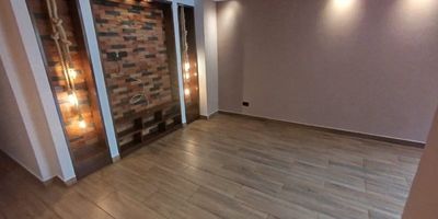 Se arrienda apartamento en San Joaquín!Descubre este encantador apartamento en arriendo, ubicado en uno de los sectores más apetecidos de Medellín, reconocido por su ambiente tranquilo, su cercanía a todo y su excelente conexión con el resto de la ciudad.Con 65 m² muy bien distribuidos, el apartamento ofrece:2 amplias alcobas 2 baños completos?asensor una acogedora sala-comedor una cocina funcional quipada con horno,2 balcones muy completos,ideal para quienes disfrutan de los espacios prácticos y cómodos. También cuenta conzona de ropas independienteycitófonopara mayor seguridad y comodidad.Su excelente iluminación natural y ventilación le dan un ambiente cálido y agradable durante todo el día.La ubicación es inmejorable: a pocos pasos de laUniversidad Pontificia Bolivariana (UPB), elCentro Comercial Unicentro, laAvenida 70, supermercados, restaurantes y conexcelentes rutas de transporte público, incluyendo fácil acceso alMetro de Medellín.¡Vive en el equilibrio perfecto entre comodida