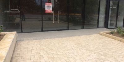 Local en venta, ubicado en Boulevard comercial de 200 metros  sobre avenida principal, en sector exclusivo de la Milla de Oro, cerca a los Balsos,  a la estación del metro de la Aguacatala zona empresarial y comercial, con alto flujo vehicular y facilidad de transporte publico. El complejo cuenta con vigilancia privada, ascensores, parqueaderos de visitantes. Excelente opción para su negocio.