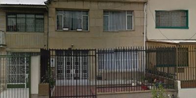 Casa de 2 niveles en venta en el Barrio San Miguel. Con buena iluminación natural, pisos en madera laminada, baños remodelados. Cuenta con 4 cuartos, 3 baños, sala comedor, cocina cerrada con estufa gas y eléctrica, zona de ropas, y patio descubierto, con espacio para 2 parqueaderos. Estrato 4. Tiene reja de seguridad. Está ubicada cerca de la Clínica San José, con vías de acceso como la Carrera 30 y Calle 68. .