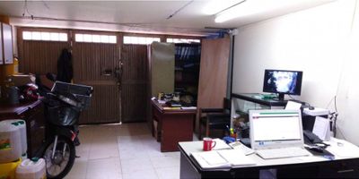 Bodega de 260 m2 en El Palmar, Manizales

Oportunidad para emprendedores que buscan un espacio bien iluminado y funcional en estrato 3. Esta bodega de 260 m2 ofrece versatilidad para adaptarse a diferentes modelos de negocio.

Descripción de la propiedad

El interior presenta un área abierta con piso resistente que facilita el movimiento de mercancías y equipos. Cuenta con una cocineta amplia ideal para el personal y dos baños bien ventilados. Los ventanales estratégicamente ubicados permiten el ingreso de luz natural, mejorando el ambiente de trabajo.

Descripción del entorno y acceso

Situada cerca de la avenida principal, esta bodega garantiza visibilidad y fácil traslado de productos. El entorno comercial cuenta con vías pavimentadas y acceso a transporte público, potenciando la conectividad de tu negocio.

Contáctanos

Escríbenos por WhatsApp para agendar tu visita y resolver tus dudas sobre esta bodega. En Inmobiliaria Castro Rosero te asesoramos en cada paso para maximizar tu inversión.
