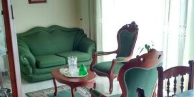 Apartamento en Villapilar Manizales con vista panorámica

Oportunidad para adquirir un apartamento de 80 m2 en el cuarto piso, con doble ventana que aporta iluminación natural y aire fresco. El estrato 4 ofrece un ambiente equilibrado y silencioso para tu familia o tu proyecto de vida.

Descripción de la propiedad

La sala comedor abierta conecta con la cocina integral equipada con gas domiciliario y calentador, además de zona de ropas que optimiza el espacio. Tres alcobas amplias con closets empotrados incluyen la principal con baño privado y se complementan con un baño social de fácil mantenimiento. El garaje cubierto asegura tu vehículo en todo momento.

Descripción del entorno y acceso

Ubicado en un sector excelente sobre vía principal, el edificio cuenta con portería y recepción para tu seguridad. La zona residencial ofrece acceso pavimentado y está cerca de colegios, universidades y gimnasios, además de contar con transporte público cercano para tus desplazamientos diarios.

Contáctanos

Escríbenos por WhatsApp para agendar tu visita y resolver tus preguntas. Nuestro equipo te brindará asesoría cercana y eficiente para que tomes la mejor decisión de compra.
