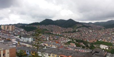 APARTAMENTO EN VENTA EN LA LEONORA

Ideal para familias que buscan un hogar en un sector consolidado de la ciudad. Es una oportunidad para vivir con la comodidad de amplios espacios, la seguridad de la vigilancia 24 horas y la cercanía a todo lo necesario para la vida diaria.

 

Características de la propiedad

Este apartamento, ubicado en un solo nivel, tiene una sala comedor amplia y luminosa. El espacio cuenta con tres habitaciones grandes con clóset, dos baños y una cocina semi integral. Los pisos son en cerámica y tapete. Además, tiene un garaje cubierto.

 

Entorno y acceso

El edificio se encuentra en La Leonora, un sector con acceso a avenidas principales, centros educativos, religiosos y comerciales. El conjunto cuenta con portería las 24 horas y zonas comunes como gimnasio, cancha de baloncesto, cancha de fútbol y cancha de squash.
