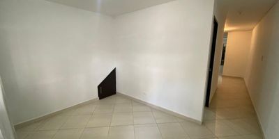 Se arrienda Casa en Laureles Lorena, muy bien ubicado, cerca a la avenida San Juan, Avenida Nutibara, Centro Comercial Viva Laureles con muchas rutas de acceso y muy cercano a transporte publico. Primer piso.Contáctanos y agenda una cita hoy!