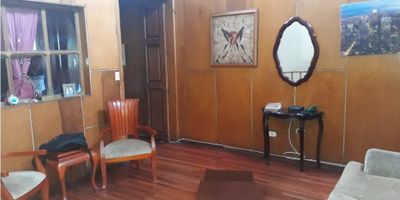 Casa-Lote para la venta en pleno centro de Manizales. Con renta. La casa principal consta de 4 habitaciones, 1 baño, sala, comedor, cocina sencilla, patio, pisos en madera. El apartamento consta de 2 habitaciones, cocina sencilla y 1 baño.
