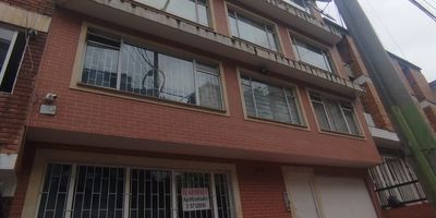 Espectacular apartamento para arriendo ubicado en el sector de pardo rubio en la localidad de chapinero, te permite disfrutar de espacios amplios comodos y luminosos ya que cuneta con una excelente ventilacion, tiene un area de 47 metros, 1 alcoba, , 1 bano, pisos en madera y ceramica, luces led, cocina integral, zona de ropas. Esta cerca de todo lo que necesitas supermercado exito y Oxxo, banco de Bogota y Bancolombia, estaciones de servicio y SITP, universidad santo tomas, colegios, hospital militar. Esta cerca de avenidas principales av calle 53 y calle 57, carreras 7 y 11.