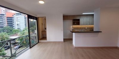 Apartaestudio en Arriendo  Los Parra, El Poblado

Vive con estilo y comodidad en este moderno apartaestudio, ubicado en uno de los sectores mas exclusivos y convenientes de El Poblado. Sus espacios comodos, funcionales y llenos de luz natural crean un ambiente acogedor, ideal para quienes buscan confort y excelente ubicacion.

El apartaestudio cuenta con 1 habitacion con vestier, 2 banos, estudio, sala-comedor, cocina integral con barra americana, zona de ropas y 1 parqueadero privado.

Disfruta ademas de las completas zonas comunes que ofrece la unidad residencial: salon social, juegos infantiles, piscina, parqueadero para visitantes y porteria 24/7.

Su ubicacion privilegiada en Los Parra te conecta facilmente con la Transversal Inferior, y te permite acceder rapidamente a restaurantes, supermercados, colegios, transporte publico y vias principales.

