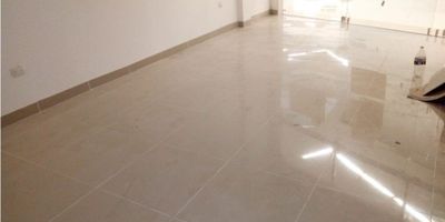 Local Comercial en excelente centro de negocios, con excelentes locales comerciales y alta rotación de público, consta de pisos en ceramica y vigilancia
