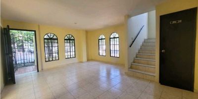 Casa independiente de esquina ubicada en el barrio La Floresta, duplex, primer piso cuenta con terraza, sala-comedor, cocina, baño social, patio, zona de labores. Segundo piso cuenta con 2 alcobas con closet y un alcoba pequeña sin closet, un baño, balcon, Estrato 3.

A pocos metros del centro comercial Villa Carolina. 

 
