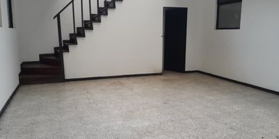Arriendo Local Comercial en el Centro de Manizales

Disponible para alquiler, amplio local de 100 m² en el centro de la ciudad. Este local de dos niveles cuenta con 16 espacios de trabajo, 6 baños y 3 pequeñas bodegas. Además, ofrece 14 archivadores amplios y una sala de estar. Los pisos combinan madera y cerámica, y la propiedad está ubicada en una zona comercial con excelente acceso. Ideal para oficinas o negocios que requieran espacio y funcionalidad. ¡Una oportunidad única en una ubicación estratégica!
