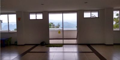 Hermoso apartamento para la venta en tranquilo sector de Manizales. Consta de 3 habitaciones, 4 closet, 2 baños, cocina integral, zona de ropas independiente, servicio de gas natural, pisos en porcelanato, balcón, vista panoràmica. El edificio cuenta con concerje permanente, ascensor, salòn social, cuarto util 
