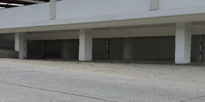 Este amplio local para alquiler se encuentra ubicado en el tranquilo y acogedor municipio de Villamaría, en el departamento de Caldas. Con una superficie total de 175 M2, este inmueble es ideal para aquellos emprendedores que buscan establecer su negocio en una zona en crecimiento y rodeada de naturaleza.

El local cuenta con una construcción de 175 M2, completamente diseñada para brindar un espacio cómodo y funcional. Asimismo, su área privada de 175 M2 ofrece la privacidad necesaria para llevar a cabo reuniones y transacciones comerciales sin interrupciones.

En su interior, el local cuenta con un moderno suelo de cerámica o mármol, que brinda una apariencia impecable y fácil de mantener. Esta característica aporta una sensación de amplitud y pulcritud al espacio, convirtiéndolo en el lugar perfecto para recibir clientes y ofrecer un servicio de calidad.

Además, el local tiene la ventaja de contar con acceso pavimentado, lo que facilita la llegada de clientes y proveedores sin importar las condiciones climáticas. Su ubicación en una zona campestre, rodeada de hermosos paisajes y un ambiente tranquilo, lo hacen ideal para aquellos negocios que buscan un entorno alejado del bullicio de la ciudad.

Asimismo, su cercanía a zonas comerciales y residenciales lo convierte en una excelente opción para atraer una amplia variedad de clientes. Además, al estar rodeado de zonas verdes, el local ofrece un ambiente agradable y relajante que promueve la productividad y el bienestar de los trabajadores y clientes.

No pierdas la oportunidad de establecer tu negocio en este fantástico local en Villamaría. Con todas estas características a tu disposición, ¡es el lugar perfecto para hacer crecer tu empresa y alcanzar el éxito deseado! Contáctanos ahora para más información y agendemos una visita al lugar para que puedas apreciar todo lo que tiene para ofrecer. ¡Te esperamos!
