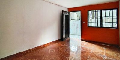 En el tradicional y consolidado sector de Aranjuez, con un área aproximada de 92 m², este inmueble ha sido pensado para el confort familiar. Dispone de una espaciosa sala y un comedor independiente, creando ambientes ideales para compartir. Cuenta con dos alcobas privadas, diseñadas para tu descanso. La cocina sencilla es funcional y práctica en tu día a día. Además, la propiedad incluye un patio exclusivo, que ofrece un valioso espacio al aire libre. Todo el inmueble exhibe un impecable piso en cerámica.