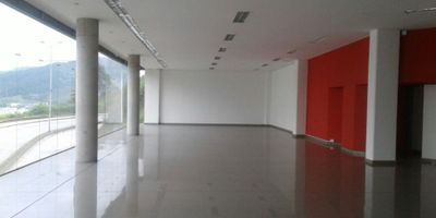 ? Alquiler de Local Comercial en Batallón, Manizales ?

Espacioso y luminoso local comercial de 252 M2, ideal para cualquier tipo de negocio. Este local cuenta con:


 2 baños bien equipados.
 Amplio balcón para ofrecer un ambiente agradable.
 Comedor auxiliar y cocineta.
 Pisos en porcelanato y doble ventana para mayor iluminación y confort.
 Zona de lavandería y acceso pavimentado.
 Ubicado sobre una vía principal, con excelente visibilidad y acceso.


Disfruta de la proximidad a centros comerciales, colegios, universidades y transporte público. Perfecto para quienes buscan un espacio versátil en una zona comercial y residencial. ?✨?️
