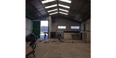 Bodega de 1100 m2 en Villamaría, Caldas

Oportunidad para emprendedores que buscan un espacio con doble altura y amplio acceso vehicular en estrato 3. Esta bodega reúne funcionalidad y versatilidad para tu negocio, con las comodidades necesarias para operar de inmediato.

Descripción de la propiedad

Con 1100 m2 de área libre y doble altura, dispone de entrada para camiones que facilita la logística de carga y descarga. El piso en cemento de alta resistencia soporta maquinaria y almacenamiento intensivo. En el mezanine se ubica una oficina de 60 m2 ideal para tareas administrativas, mientras que los tres baños y la zona de lavandería garantizan el confort del personal.

Descripción del entorno y acceso

Situada en Villamaría, goza de acceso pavimentado y conexiones a transporte público cercano. La cercanía a vías principales y áreas comerciales potencia la visibilidad de tu empresa y facilita el traslado diario de insumos y personal.

Contáctanos

Escríbenos por WhatsApp para agendar tu visita y conocer todos los detalles de esta bodega en Villamaría. En Inmobiliaria Castro Rosero te asesoramos para maximizar tu inversión.

