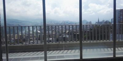 Local muy bien ubicado, esta en obra negra disponible para hacerle adecuaciones, baño, muy amplio, con vista panoramica al centro de la ciudad.
