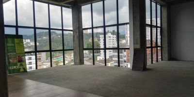 Local muy amplio listo para adecuaciones, muy bien ubicado, excelente acceso vehicular.
