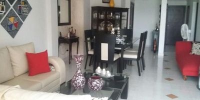 Apartamento con un área de 100 metros consta de sala, comedor, tres habitaciones, closets,  dos baños, cocina integral, balcón amplio, área de labores, cuarto y baño de servicio, un garaje, edificio con celaduría 24 horas, pero no tiene ascensor, excelente ubicación al norte barrio Riomar, estrato 5.