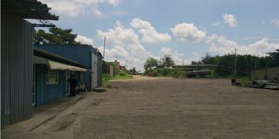 LOTES SOBRE EL CORREDOR DE ACCESO RÁPIDO DE CARTAGENA (ANTIGUA AVENIDA A MAMONAL) - SECTOR ALBORNOZ: Crr. 56 Nº 3A-56

LOTE Nº 3: Lote de 18.990 Mt2 (31 Mt x 612 Mt) a 387 metros de la autopista a Mamonal y conectado a ella mediante la Calle 3A (Vía de acceso pavimentada de ingreso a Urbanización Villa Barraza) en esquina con Curtiembres Mateucci. Con colindancia en todos sus linderos con todos los servicios públicos.

Precio venta: ($150.000 / Mt2). 

NORMATIVAS DE USO Y CONSTRUCCION:

INDICE DE CONSTRUCCION: 180% (Colindan con más de una vía pública)

No entran dentro del índice de construcción los estacionamientos descubiertos y las zonas comunes descubiertas, o que estando cubiertos no colinden con áreas comerciales privadas.
INDICE DE OCUPACION: 80%

ALTURA: 2 pisos mas altillo.

AISLAMIENTOS: Frontal (Crr. 56) 10Mt; Trasero: 5Mt; Altillos: aislamientos laterales de 3Mt C/lado.

USO: Actividad Mixta 2 (Residencial - Institucional 1,2 y 3 - Comercial 1,2 y 3 - Portuario 1,2 y 3 - Industrial 1 - Turístico).  

Uso residencial: Sin límite de altura.

Todo avalado y complementado por el Oficio - Informe técnico 5-1-617-06 de 4 de diciembre de 2006 emitido por el Secretario de Planeación Distrital de Cartagena de Indias, mediante el cual se aprueba el Informe Técnico Concepto de Impacto Urbanístico efectuado por dicha Secretaria al inmueble, el cual concede viabilidad técnica para que él se pueda destinar también a la venta de bienes, almacenamiento de productos, construcción de bodegas para almacenamiento general.
