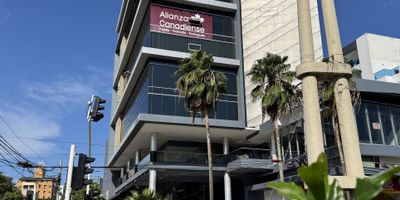 Valor Admon Aprox. $1,064,938 BARCELONA PLAZA
Local con excelente vitrina sobre la carrera 46. 

La plaza cuenta con parqueaderos externos e internos en sótano y semisótano, ascensores y planta eléctrica.

En esta moderna plaza comercial encontrarás marcas como el gimnasio Spinning Center, Alianza Canadiense, Benito Juárez, Solo Novias, Cajeros Automáticos, entre otros.