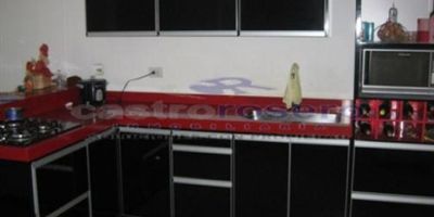 Venta de casa en La Francia, Manizales

HERMOSA casa en estrato 5.  Con 4 alcobas muy amplias y comodas cada una con su closet.  Tiene en total 3  baños.  tiene puerta garaje electrica para su vehiculo.   Es de 3  niveles con sala comedor amplia e iluminada; con una cocina muy bonita tipo integral.  Es moderna y acogedora.  Con lindos pisos mosdernos en  porcelanato.  Posee un  patio  de espacio generoso.  La casa cuenta con el servicio de gas domiciliario con su respectivo  calentador a gas,  Hay  vigilancia en el sector. 
