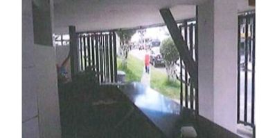 Casa con Renta en Venta en Chipre, Manizales

Casa de 2 niveles con renta, ubicada en uno de los sectores más tradicionales de la ciudad, con espacios amplios y excelente distribución.

Distribución:


 Nivel 1: Área de 83 m² con 3 alcobas con clóset, 2 baños, cocina semi integral y terraza de 67.47 m².

 
  Local comercial de 22.47 m² con terraza cubierta en lona y plástico, reja cubierta y terraza adicional de 29.32 m². Pisos en madera y cerámica.
 
 
 Nivel 2: Área de 160.99 m² con local comercial recién remodelado, mesa mostrador, cocina enchapada en cerámica, cuartos de almacenamiento, 2 baños públicos y 1 privado, salón-comedor público, pisos en cerámica y gas natural.


Excelente oportunidad de inversión en una zona con alta valorización y fácil acceso. Contáctanos para más información o para agendar una visita.
