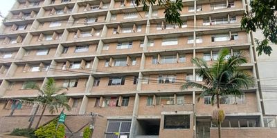 Agradable Aparta estudio ubicado en el sector de Calasanz, en la carrera 85, piso 8, tiene un área de 40 metros aproximadamente. El inmueble se compone de 1 alcoba, sala-comedor, 1 closet, 1 baño cabinado, cocina integral con red de gas y piso en porcelanato.
Los datos de los inmuebles promocionados en la página web están sujetos a cambio y verificación de disponibilidad.