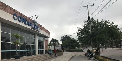 Local en arriendo en Barranquilla, situado en el barrio El Bosque, sector Cordialidad, Atlántico. Con 28 m² construidos, este espacio comercial funcional ofrece un salón, un baño y disponibilidad de parqueadero, ideal para su negocio. Su ubicación en Carrera 6 garantiza excelente visibilidad. El canon mensual es de $1.500.000, con administración aproximada de $260.507. Para mayor información sobre este local en Barranquilla, contáctenos vía WhatsApp o consulte nuestros teléfonos.