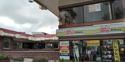 Local comercial disponible en arriendo en el barrio El Prado, Barranquilla, Atlántico. Este inmueble cuenta con un área construida de 51 m² y un baño, ideal para diversas actividades comerciales. Se encuentra en un sector de Estrato 4, ofreciendo una ubicación estratégica con facilidad de acceso y cercanía a servicios. El canon de arriendo es de $1.500.000, con una administración aproximada de $250.000. Una excelente oportunidad para su negocio en Barranquilla. Para más información, consulte las opciones de whatsapp, quiero que me contacten o ver teléfonos.